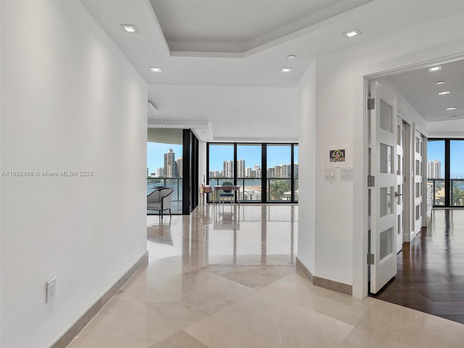 Ver detalles 606 2 / 2 2120 sq. ft. $ 2025-10-08 0 foto