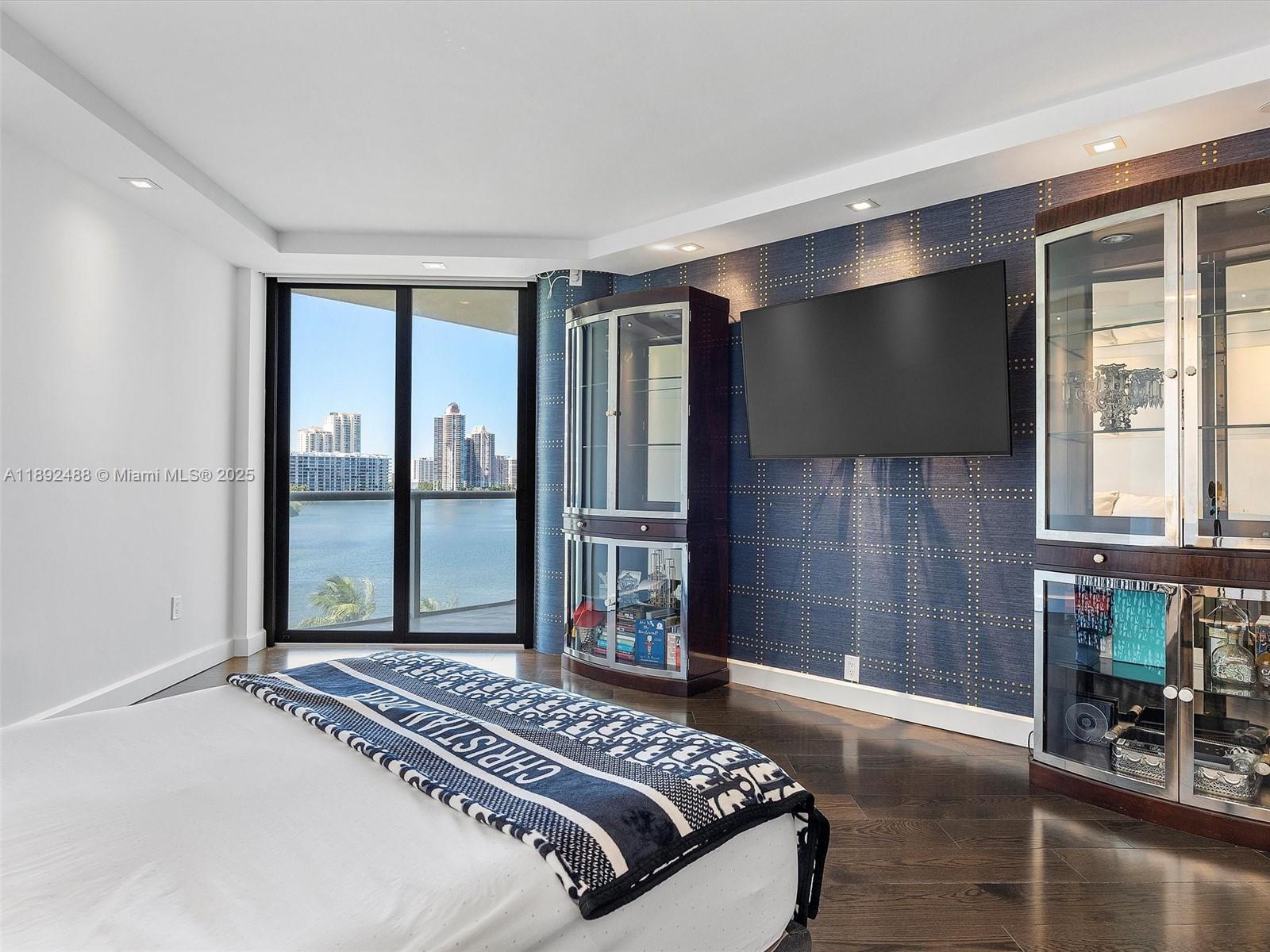 Ver detalles 606 2 / 2 2120 sq. ft. $ 2025-10-08 0 foto