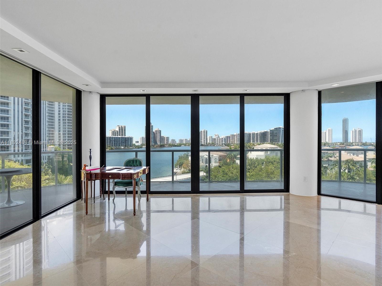 Ver detalles 606 2 / 2 2120 sq. ft. $ 2025-10-08 0 foto