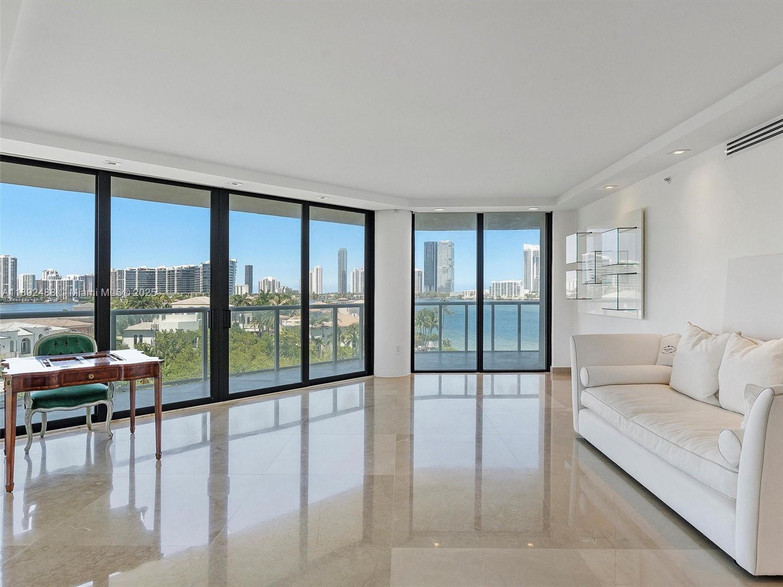 Ver detalles 606 2 / 2 2120 sq. ft. $ 2025-10-08 0 foto