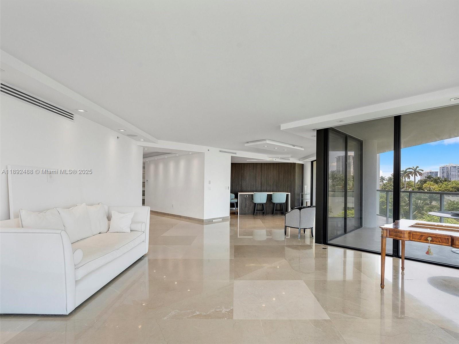 Ver detalles 606 2 / 2 2120 sq. ft. $ 2025-10-08 0 foto