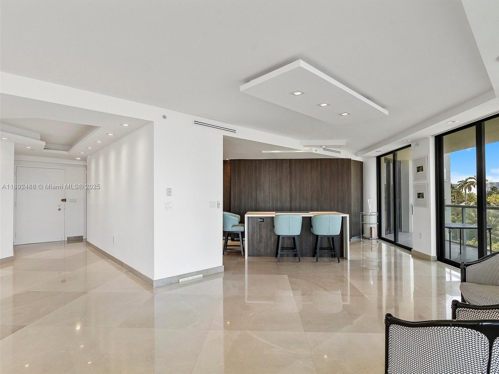 Ver detalles 606 2 / 2 2120 sq. ft. $ 2025-10-08 0 foto