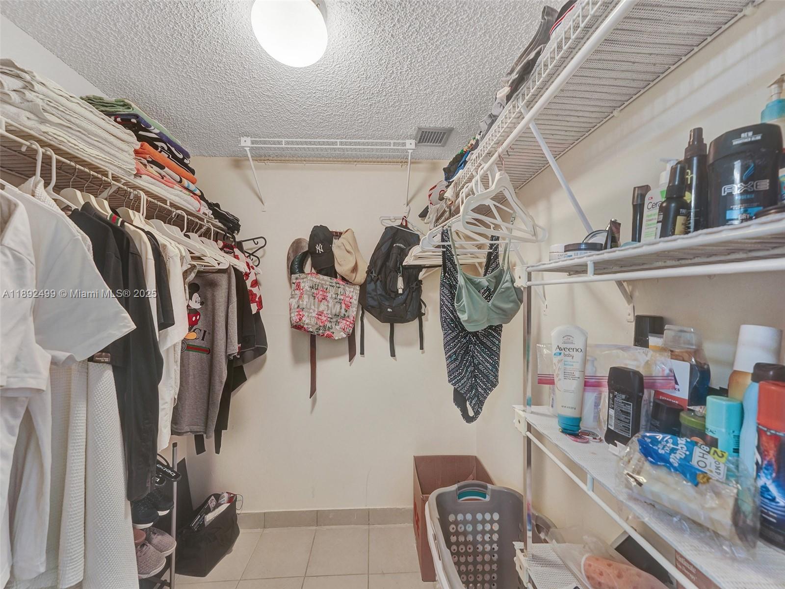 See details 2316 1 / 2 1061 sq. ft. $ 2025-10-08 0 Photo