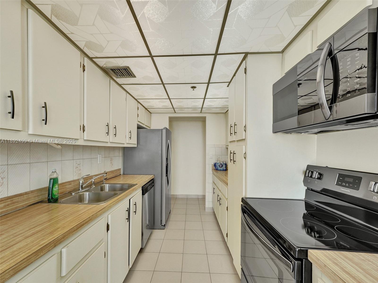 See details 2316 1 / 2 1061 sq. ft. $ 2025-10-08 0 Photo