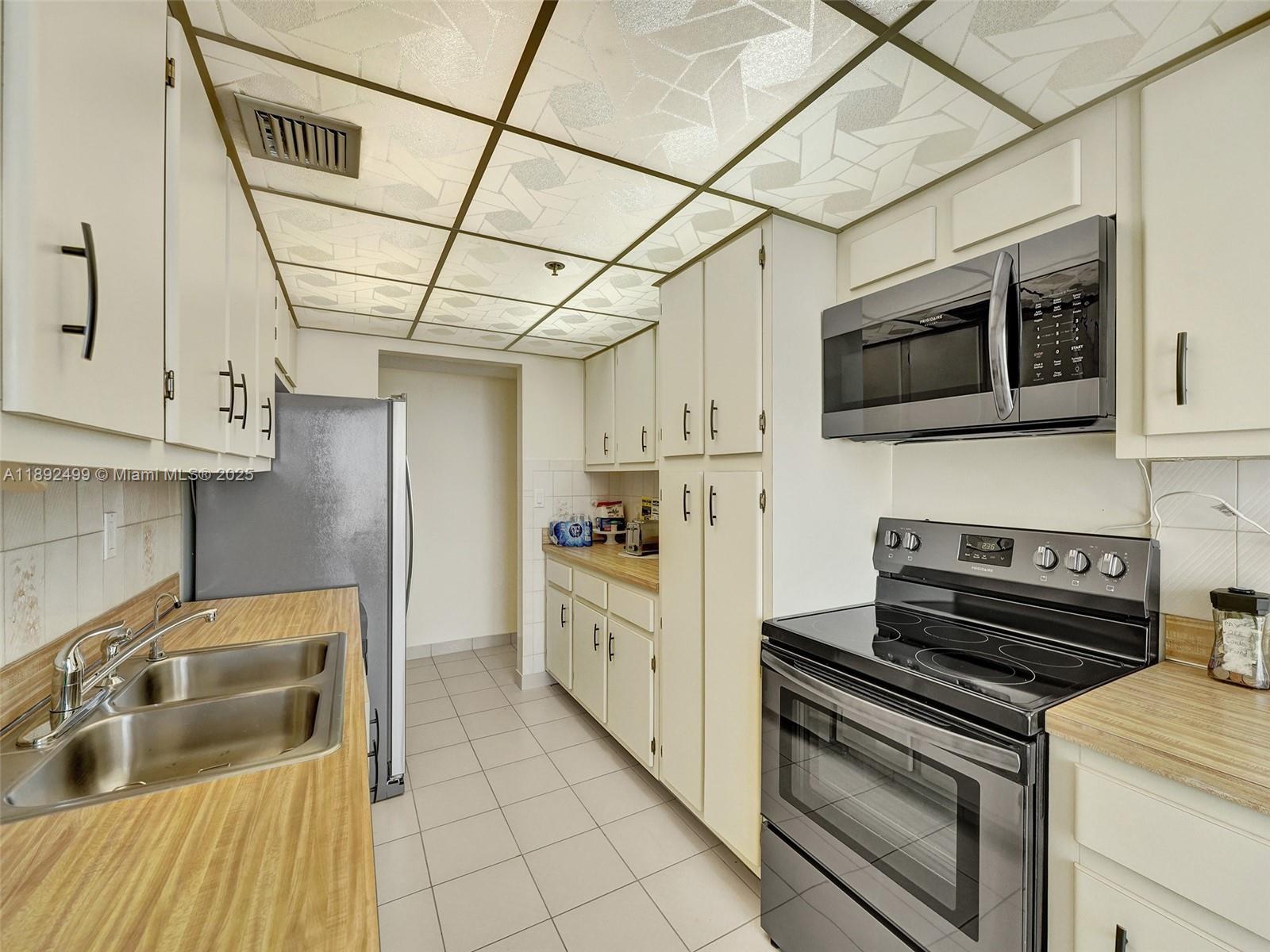 See details 2316 1 / 2 1061 sq. ft. $ 2025-10-08 0 Photo