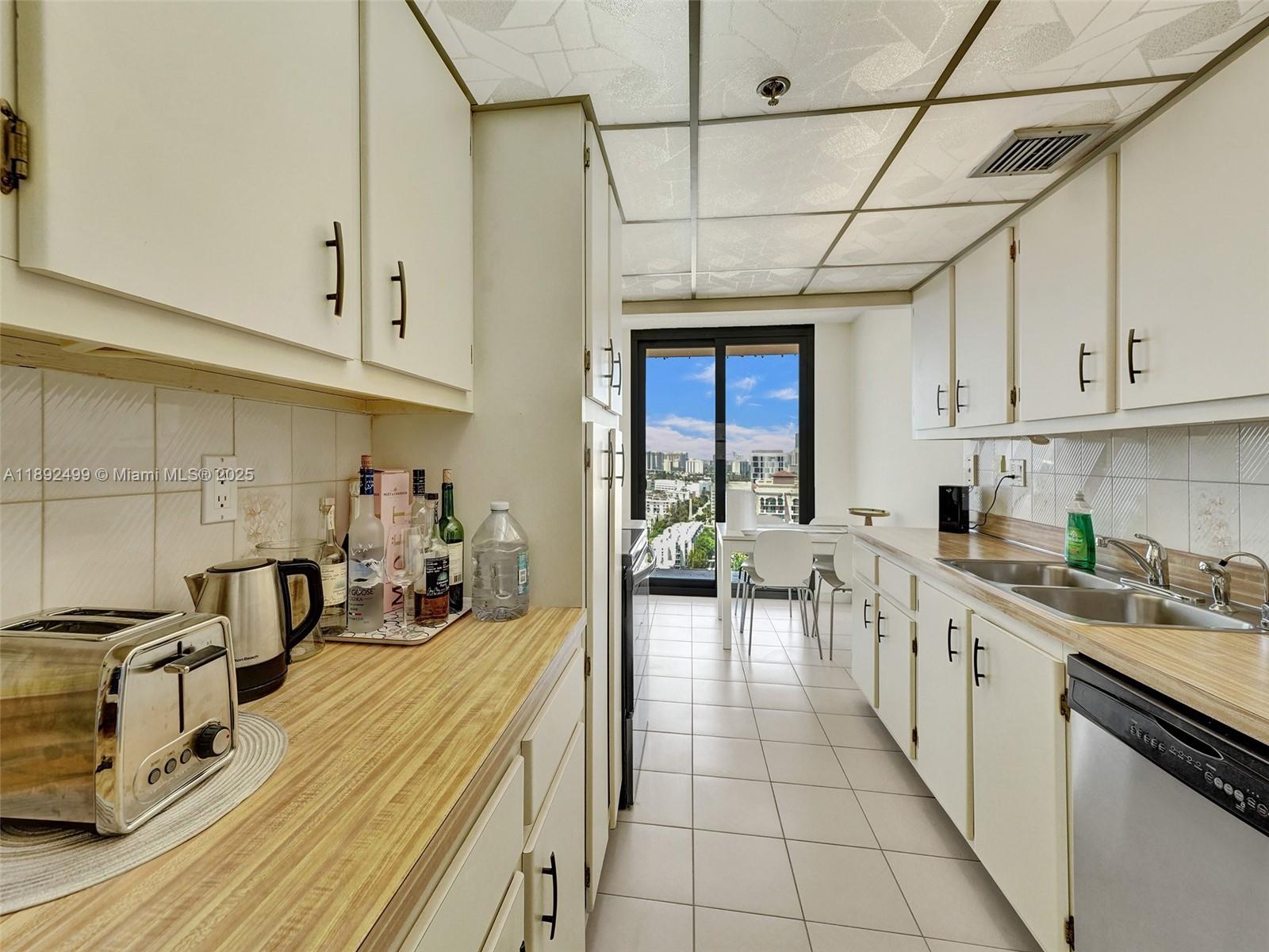 See details 2316 1 / 2 1061 sq. ft. $ 2025-10-08 0 Photo