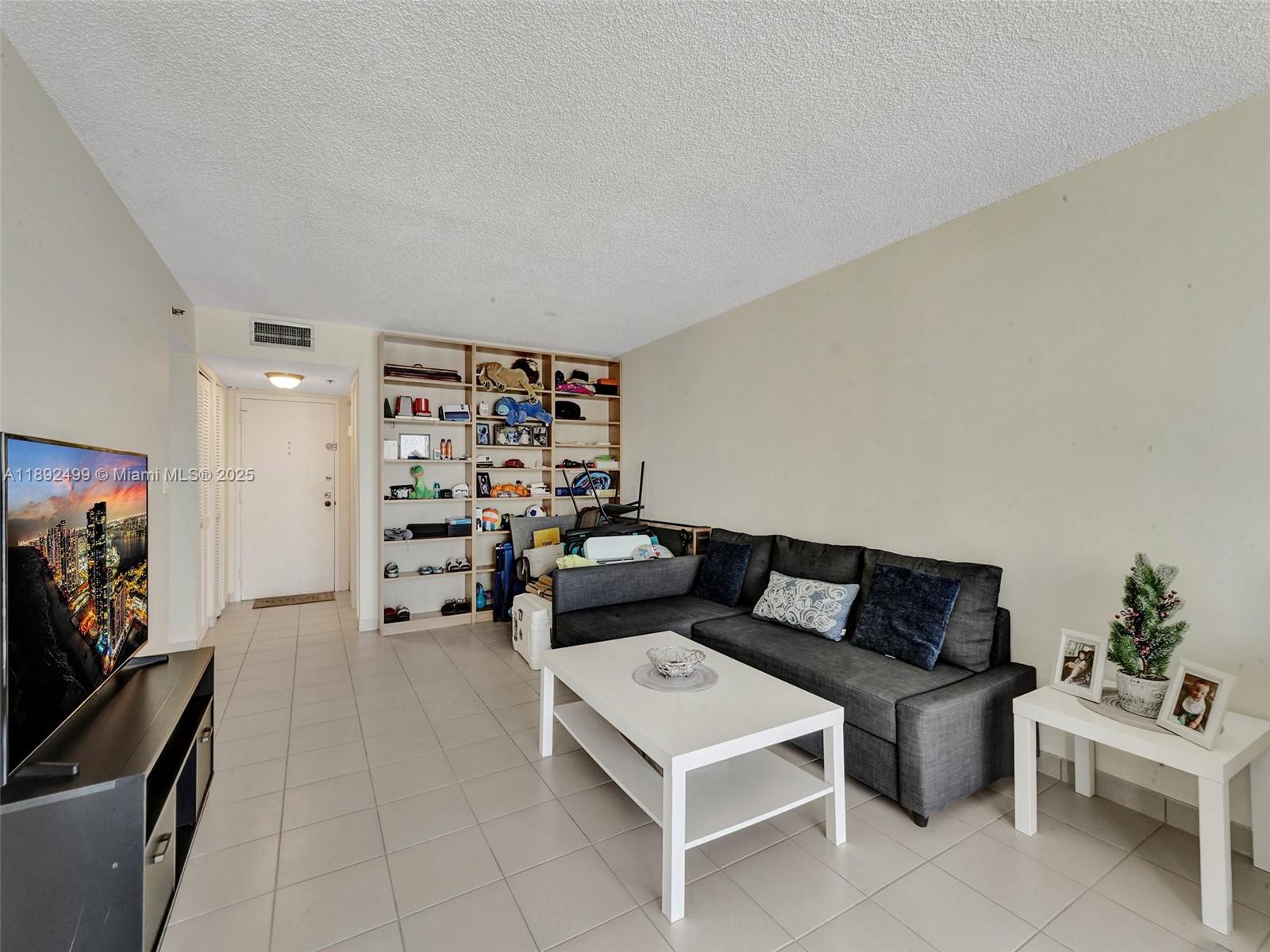 See details 2316 1 / 2 1061 sq. ft. $ 2025-10-08 0 Photo