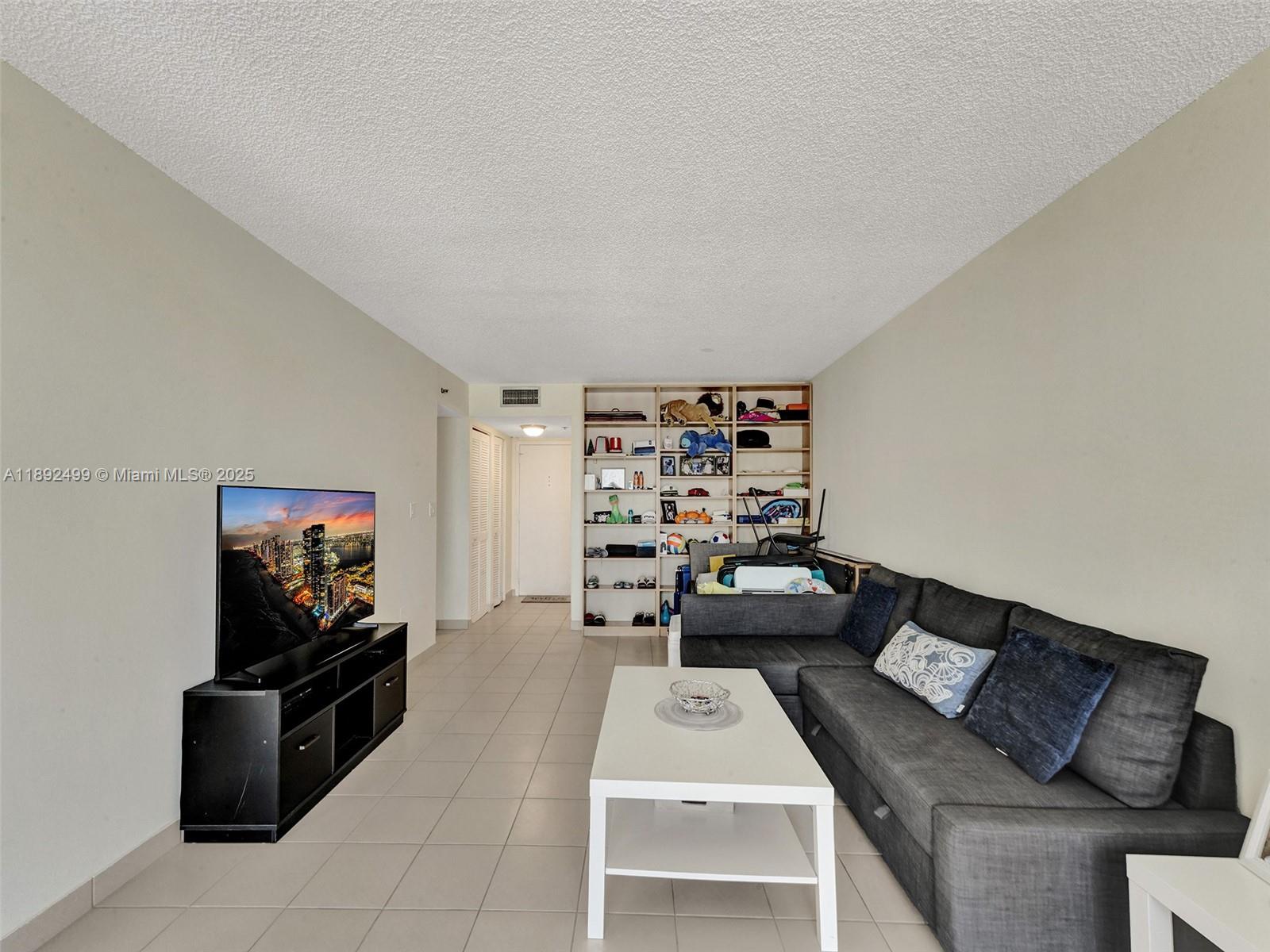 See details 2316 1 / 2 1061 sq. ft. $ 2025-10-08 0 Photo
