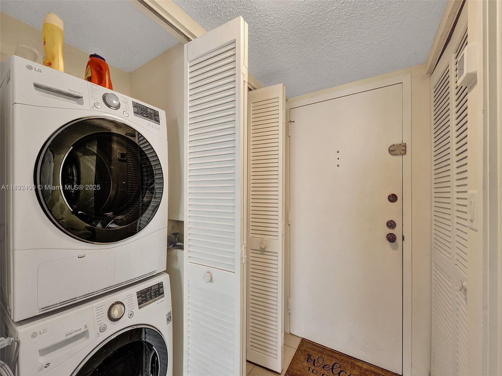 See details 2316 1 / 2 1061 sq. ft. $ 2025-10-08 0 Photo