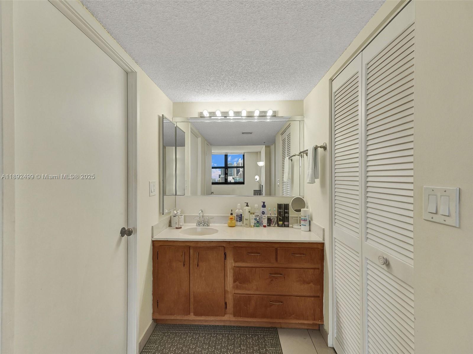 See details 2316 1 / 2 1061 sq. ft. $ 2025-10-08 0 Photo