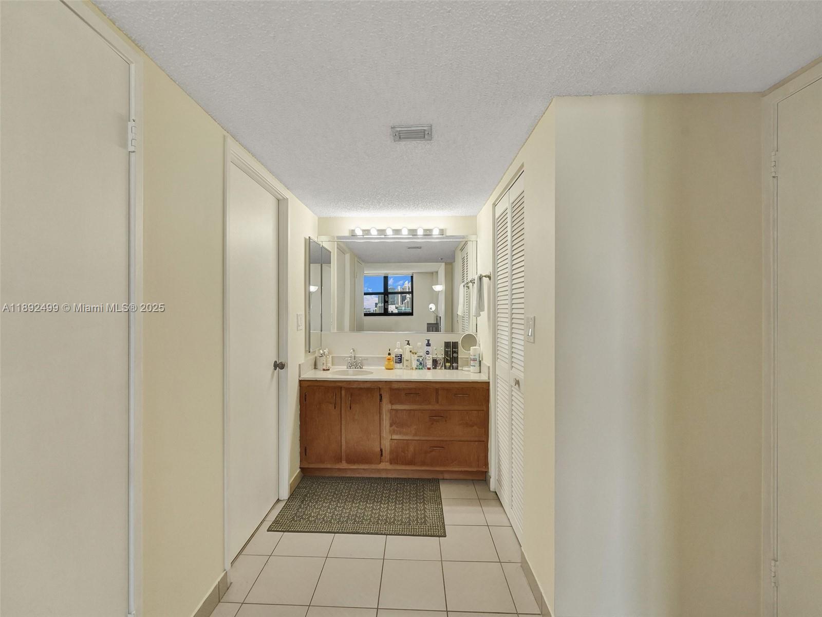 See details 2316 1 / 2 1061 sq. ft. $ 2025-10-08 0 Photo