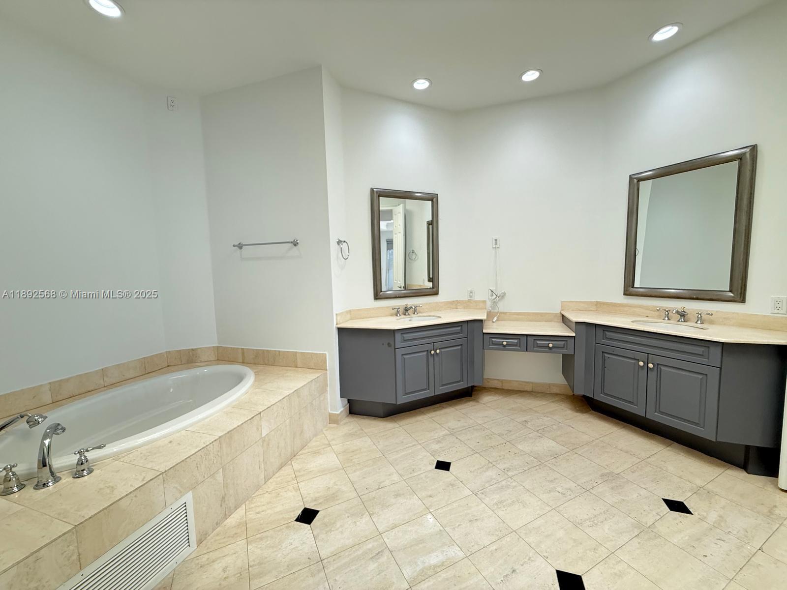 Photo of 996 Sanibel Dr  (996), Hollywood, Florida, 33019 - 
