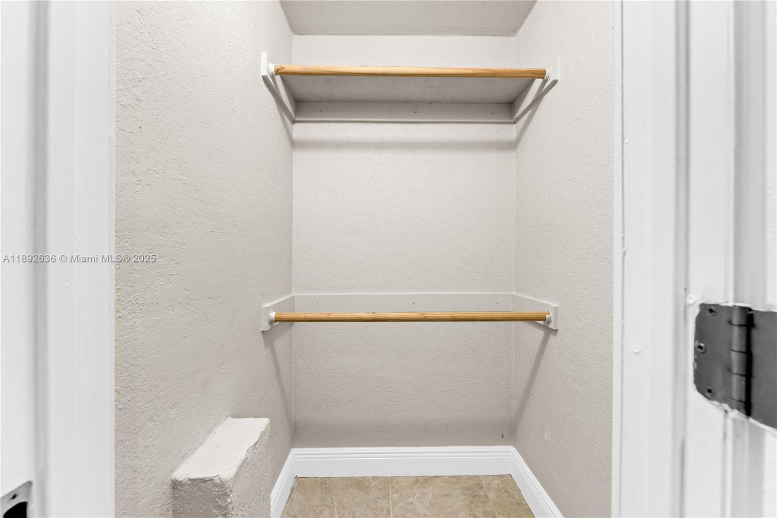 See details / 3026 sq. ft. $ 2025-10-08 0 Photo