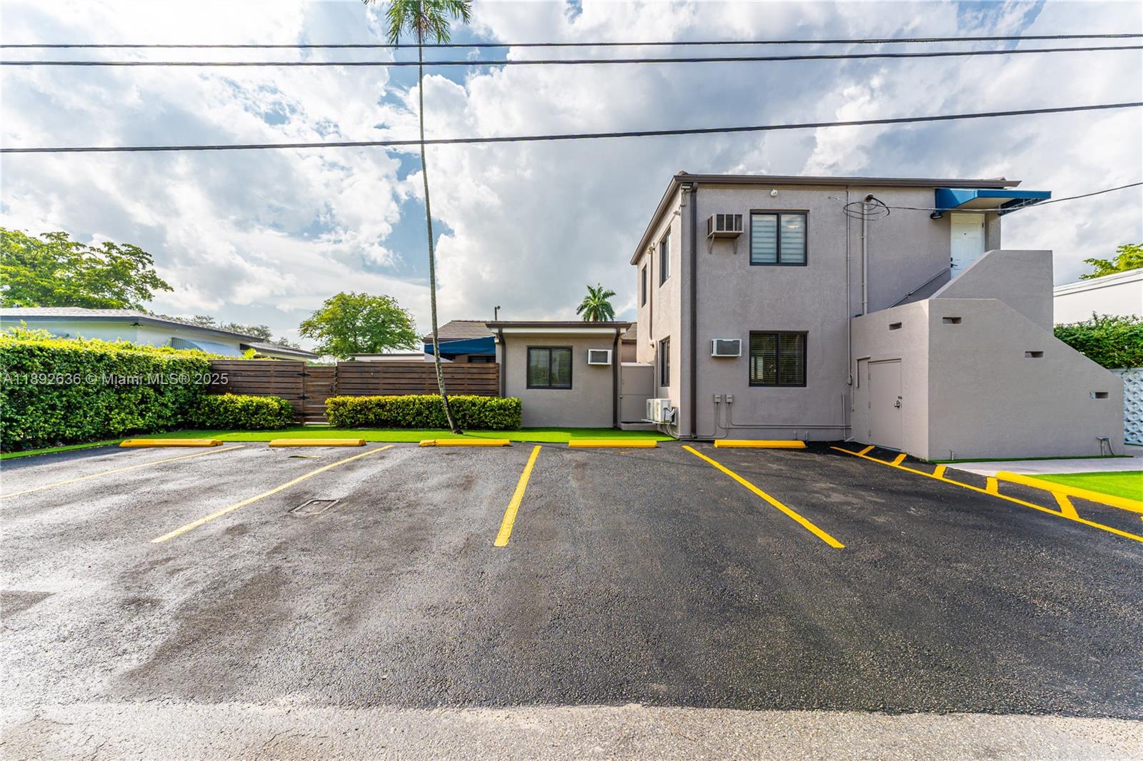 See details / 3026 sq. ft. $ 2025-10-08 0 Photo