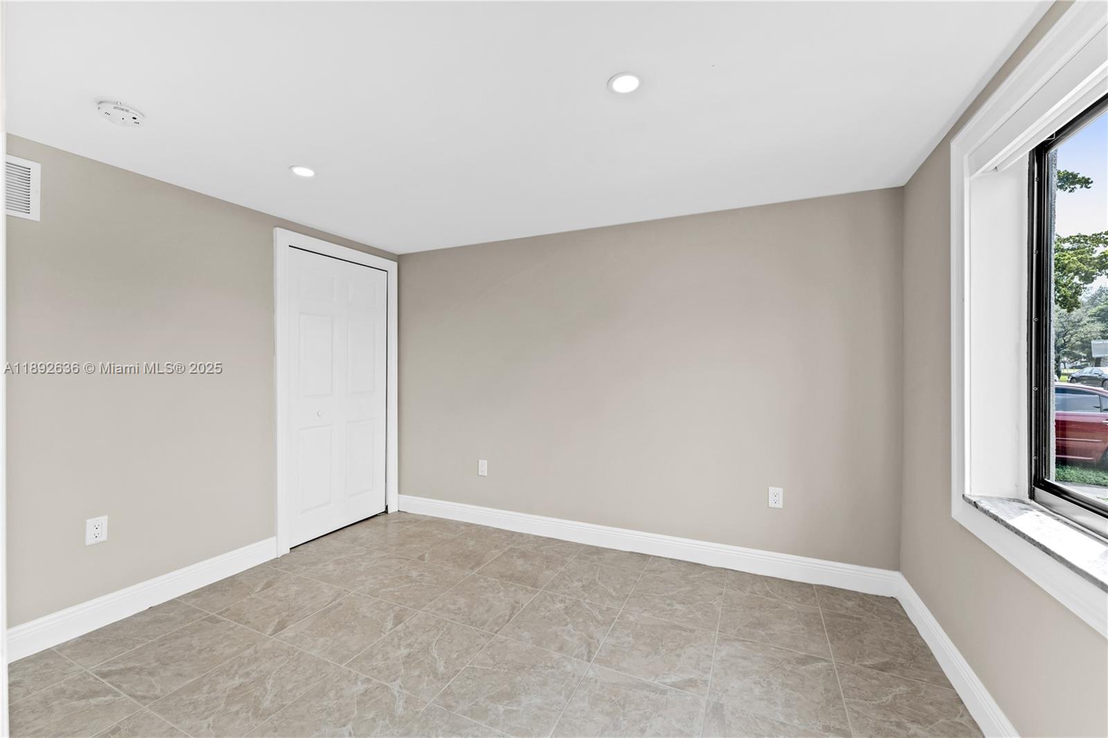 See details / 3026 sq. ft. $ 2025-10-08 0 Photo
