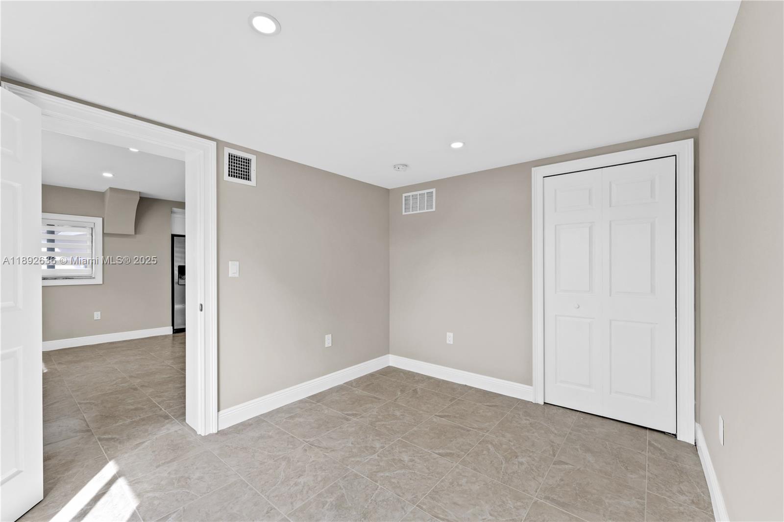 See details / 3026 sq. ft. $ 2025-10-08 0 Photo