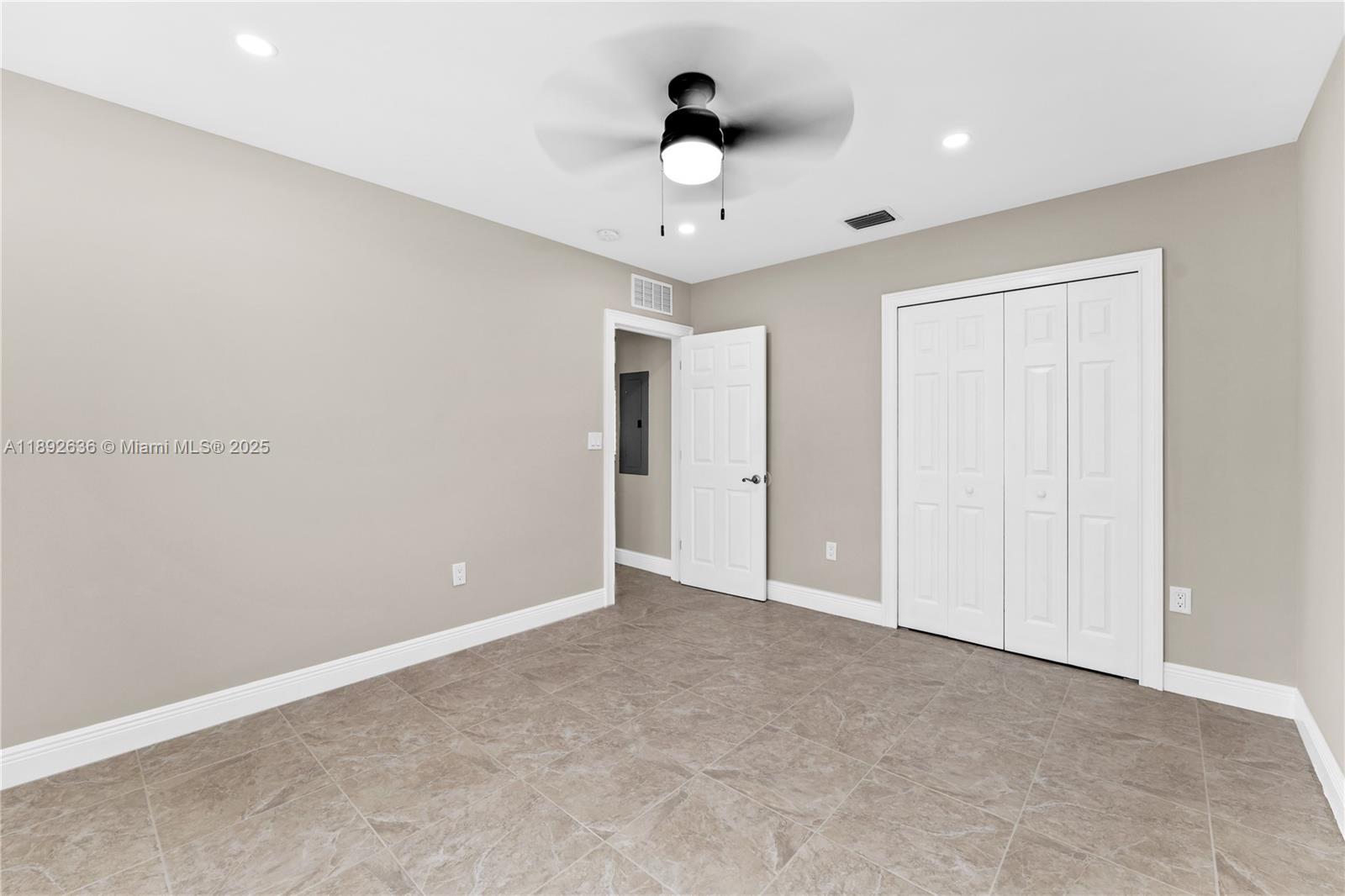 See details / 3026 sq. ft. $ 2025-10-08 0 Photo