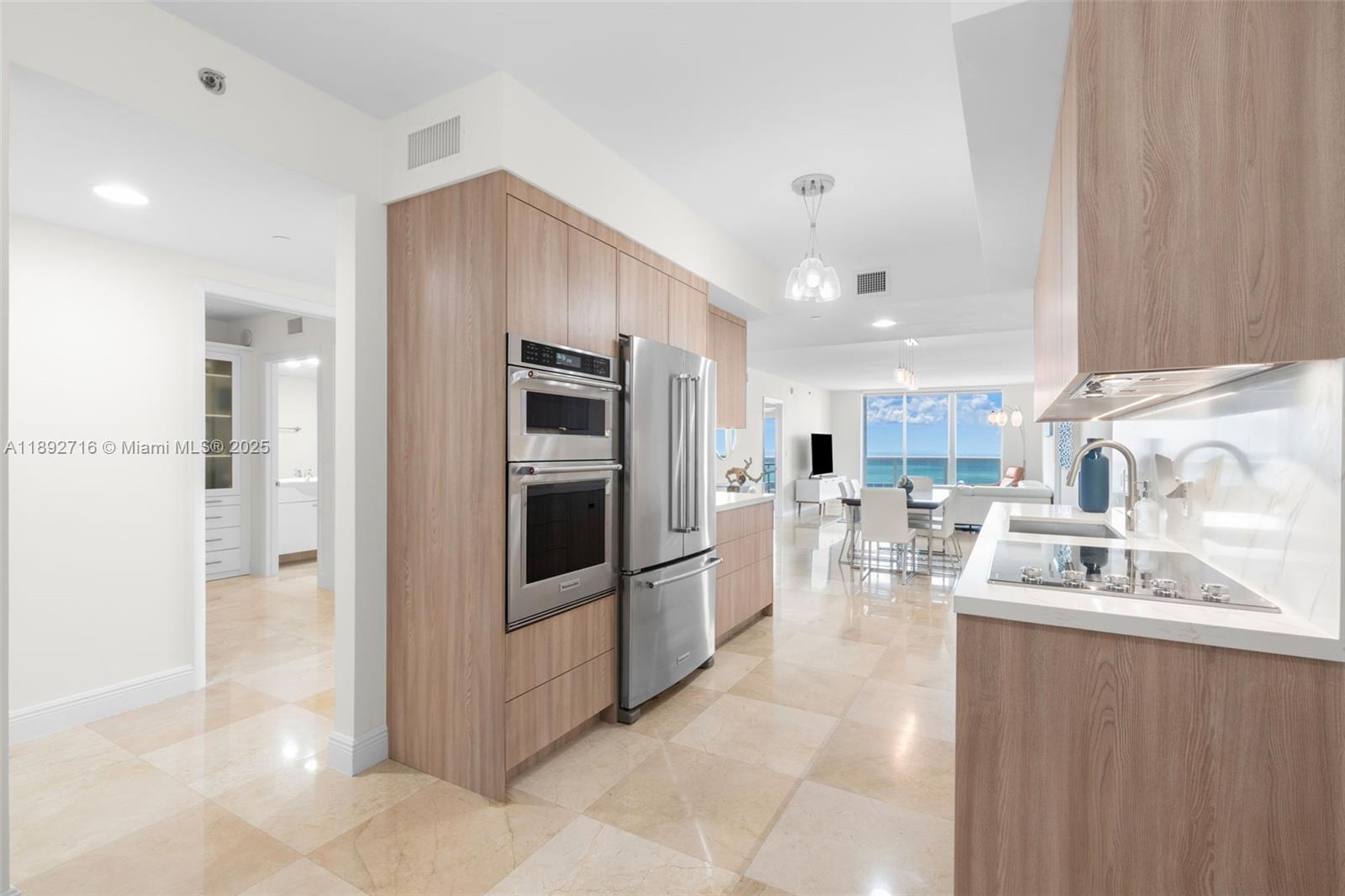 803 3 / 3 1841 sq. ft. $ 2025-10-08 0 foto