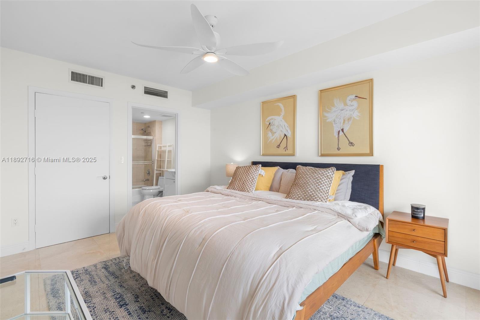 803 3 / 3 1841 sq. ft. $ 2025-10-08 0 foto