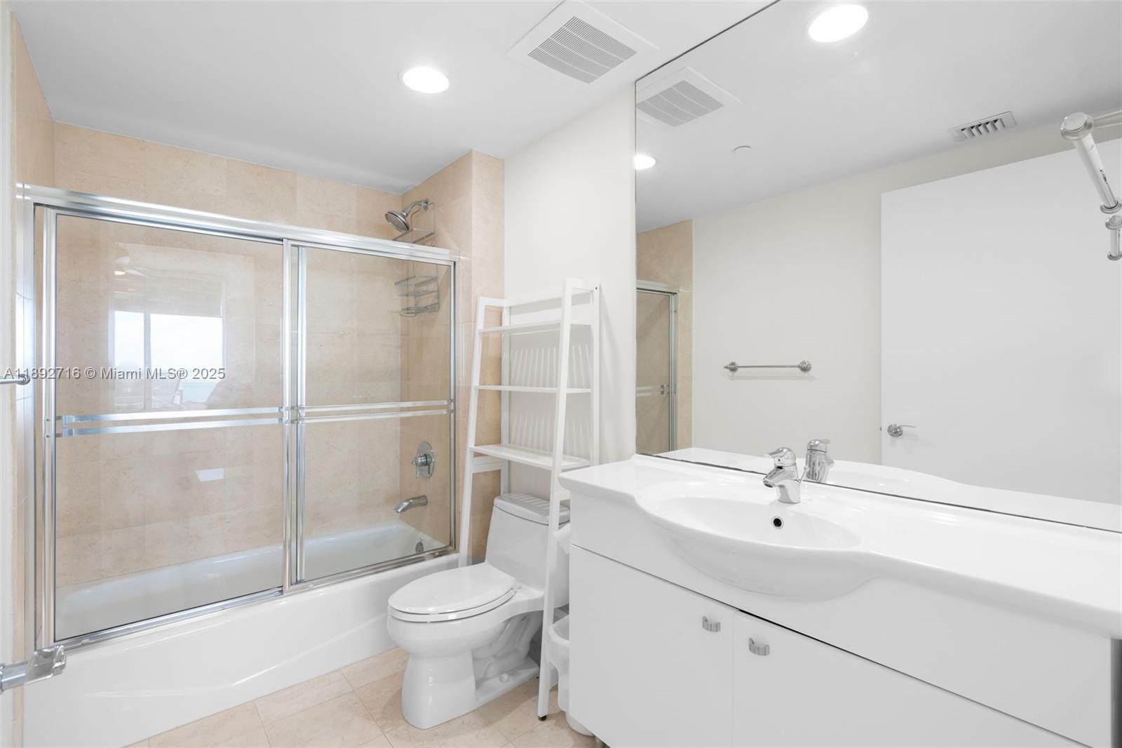 803 3 / 3 1841 sq. ft. $ 2025-10-08 0 foto