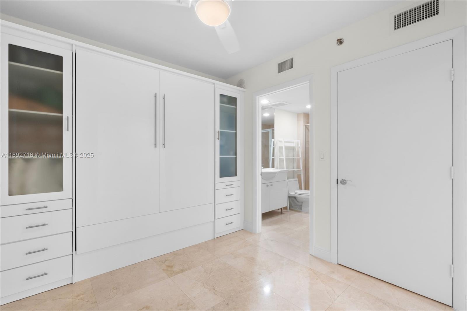 803 3 / 3 1841 sq. ft. $ 2025-10-08 0 foto