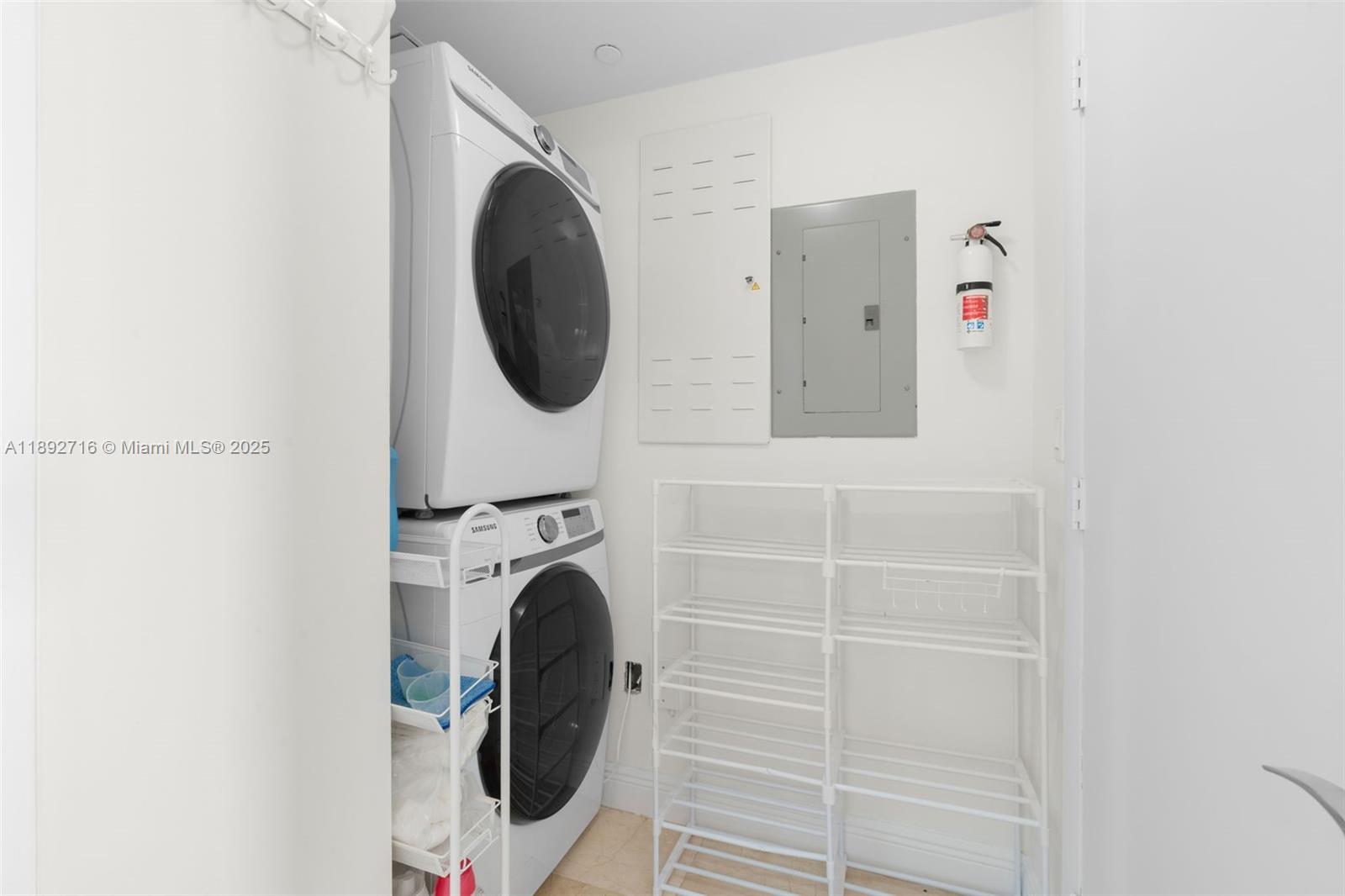 803 3 / 3 1841 sq. ft. $ 2025-10-08 0 foto