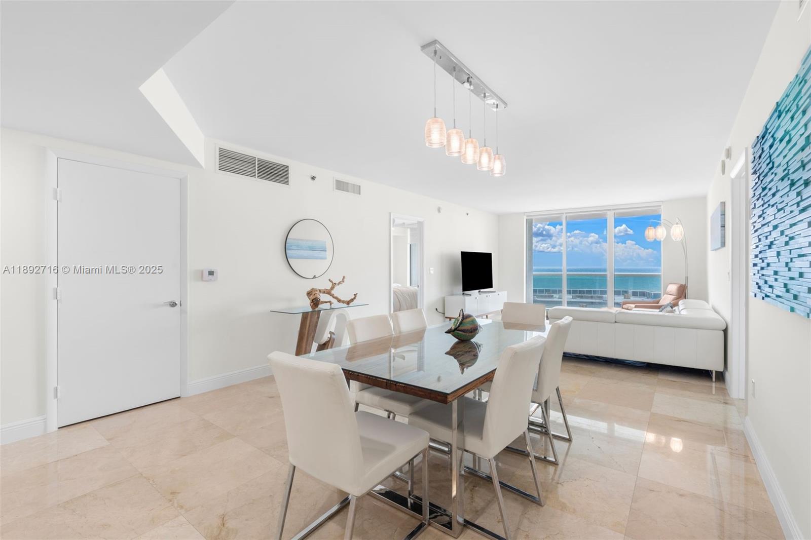 803 3 / 3 1841 sq. ft. $ 2025-10-08 0 foto