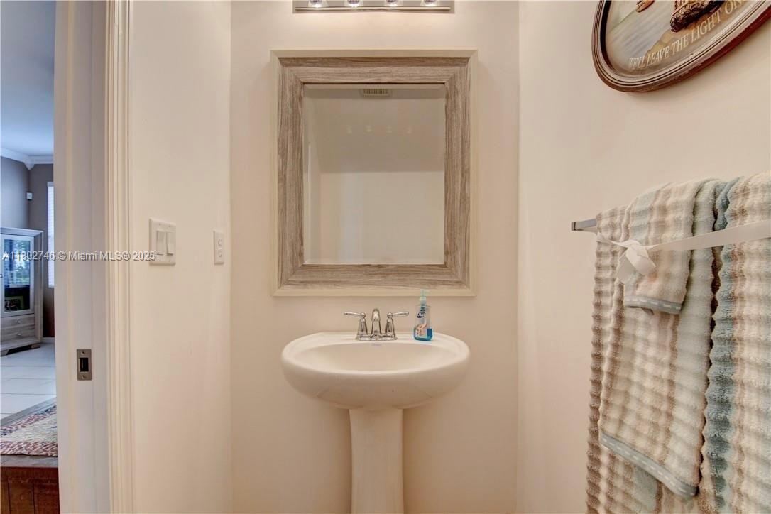 1071 3 / 3 1420 sq. ft. $ 2025-10-08 0 foto
