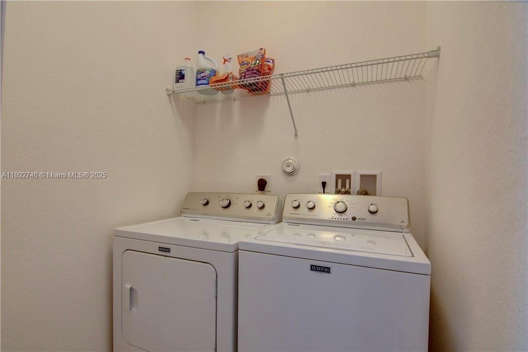 1071 3 / 3 1420 sq. ft. $ 2025-10-08 0 foto