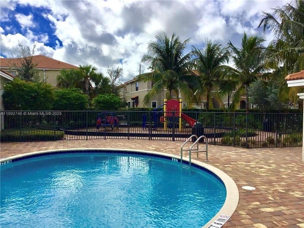 1071 3 / 3 1420 sq. ft. $ 2025-10-08 0 foto