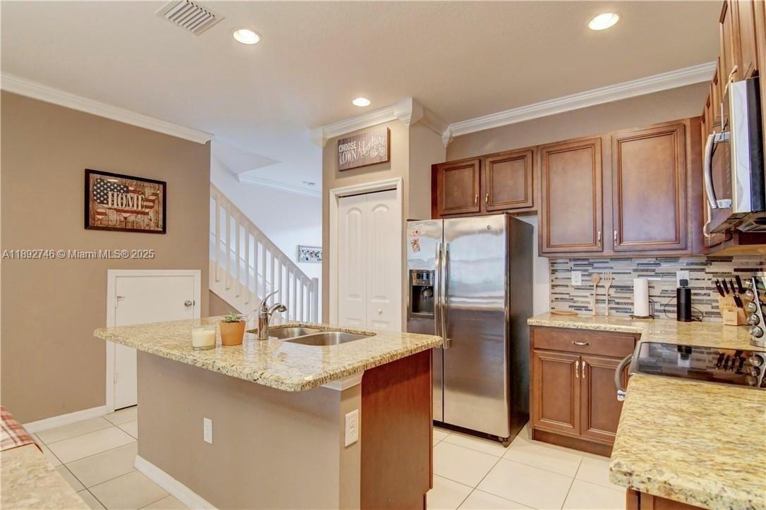 1071 3 / 3 1420 sq. ft. $ 2025-10-08 0 foto
