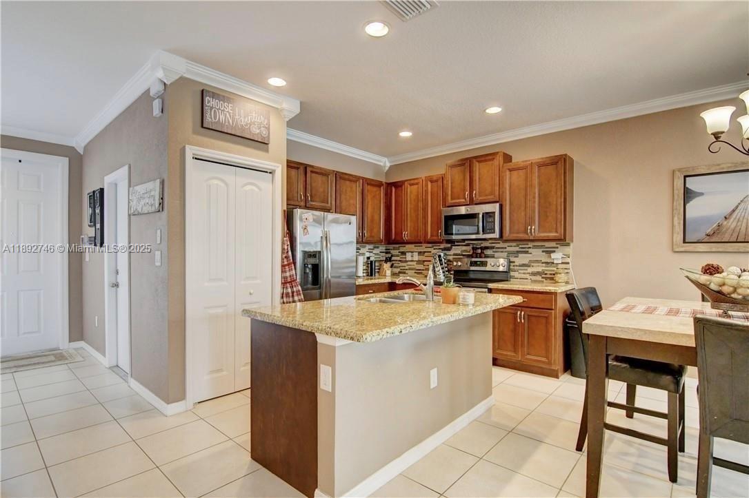 1071 3 / 3 1420 sq. ft. $ 2025-10-08 0 foto