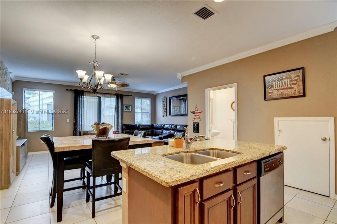 1071 3 / 3 1420 sq. ft. $ 2025-10-08 0 foto