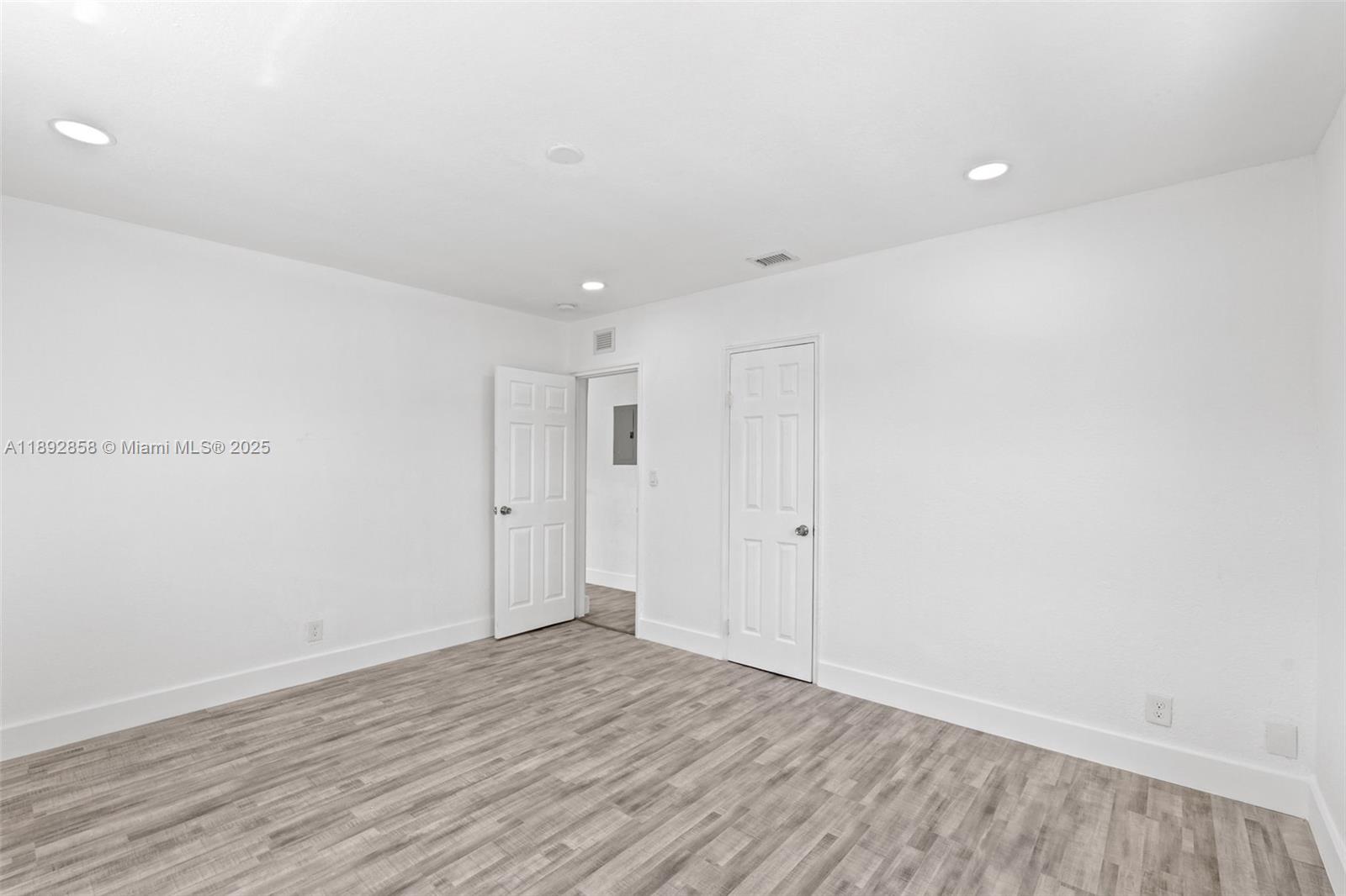 See details / 2294 sq. ft. $ 2025-10-08 0 Photo