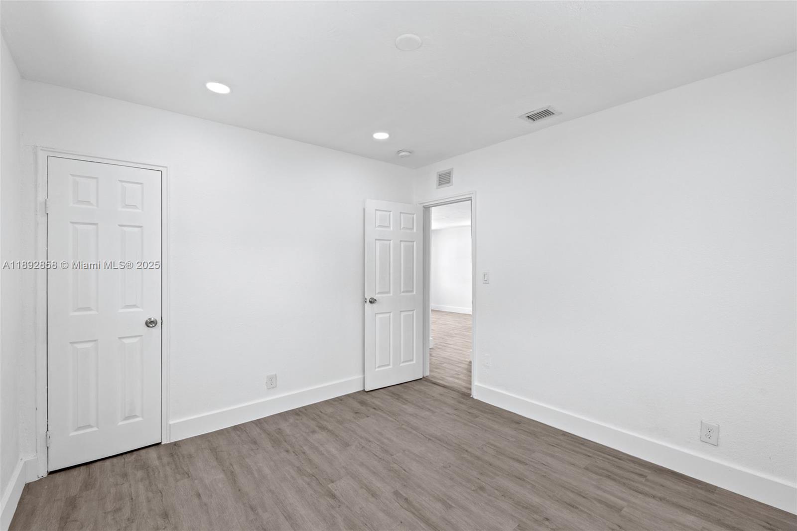 See details / 2294 sq. ft. $ 2025-10-08 0 Photo