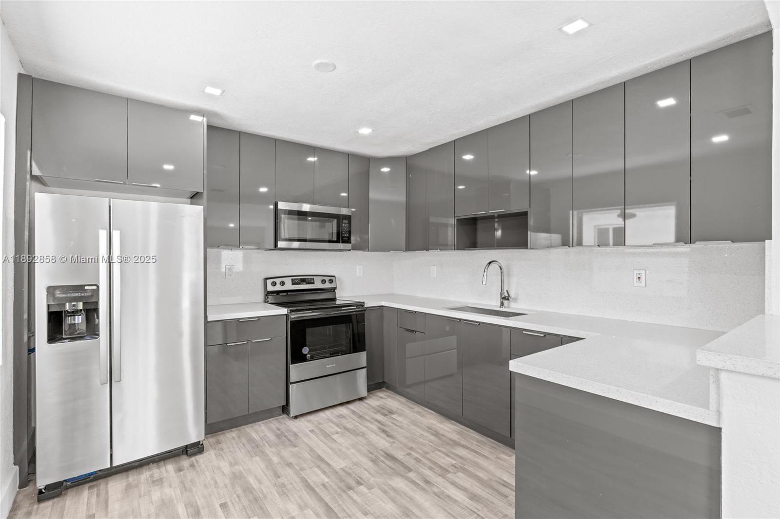 See details / 2294 sq. ft. $ 2025-10-08 0 Photo