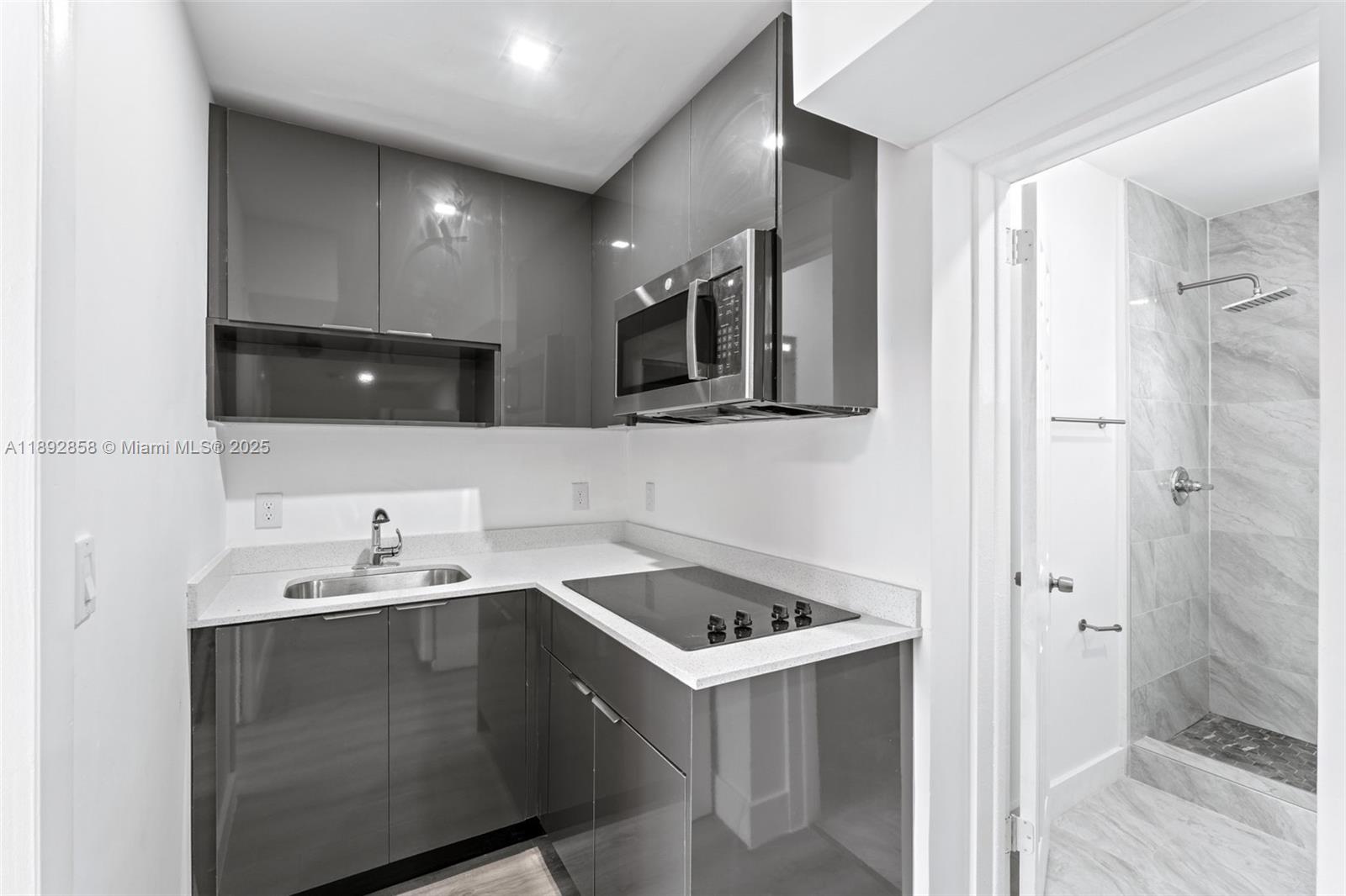 See details / 2294 sq. ft. $ 2025-10-08 0 Photo