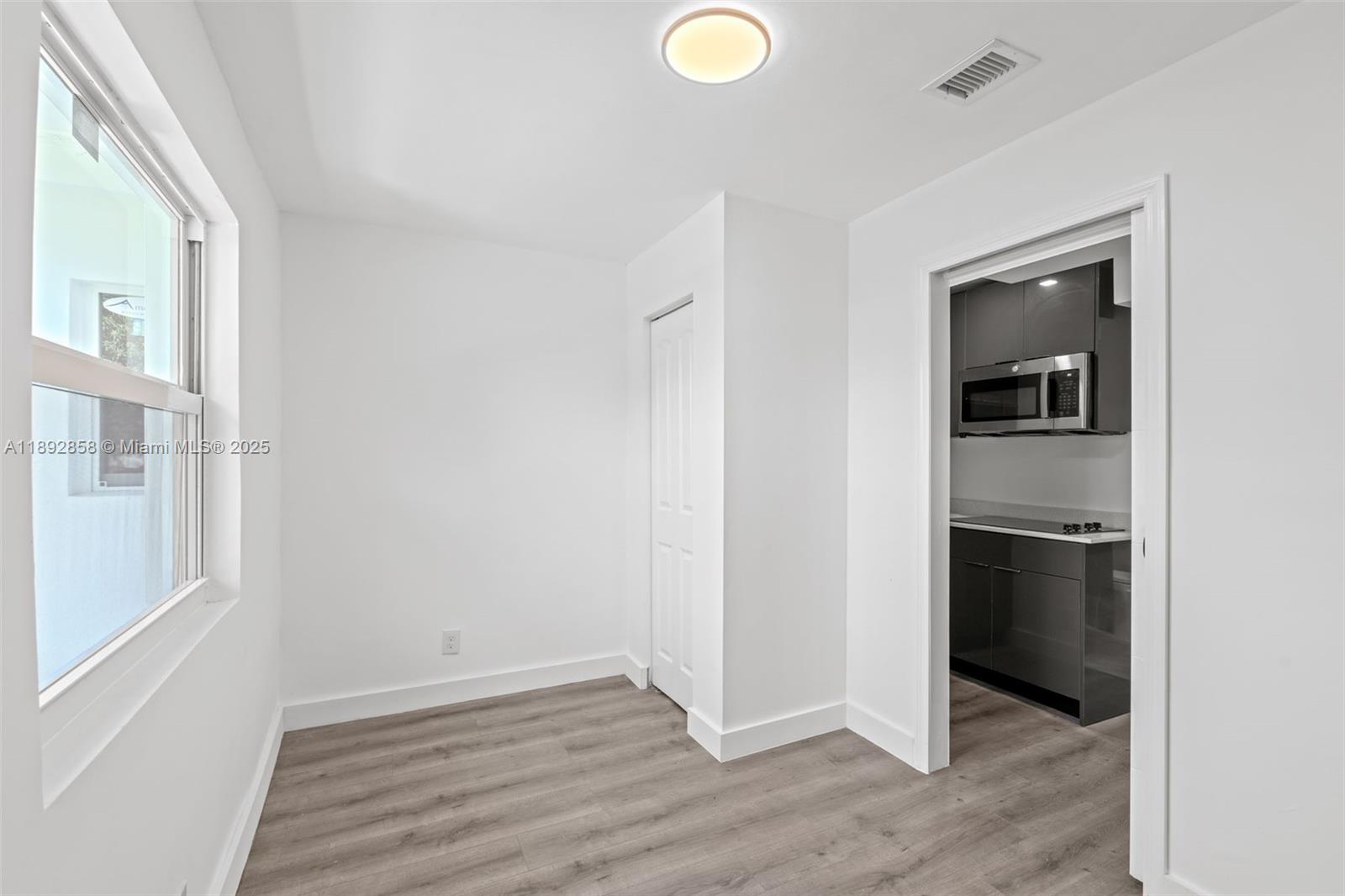 See details / 2294 sq. ft. $ 2025-10-08 0 Photo
