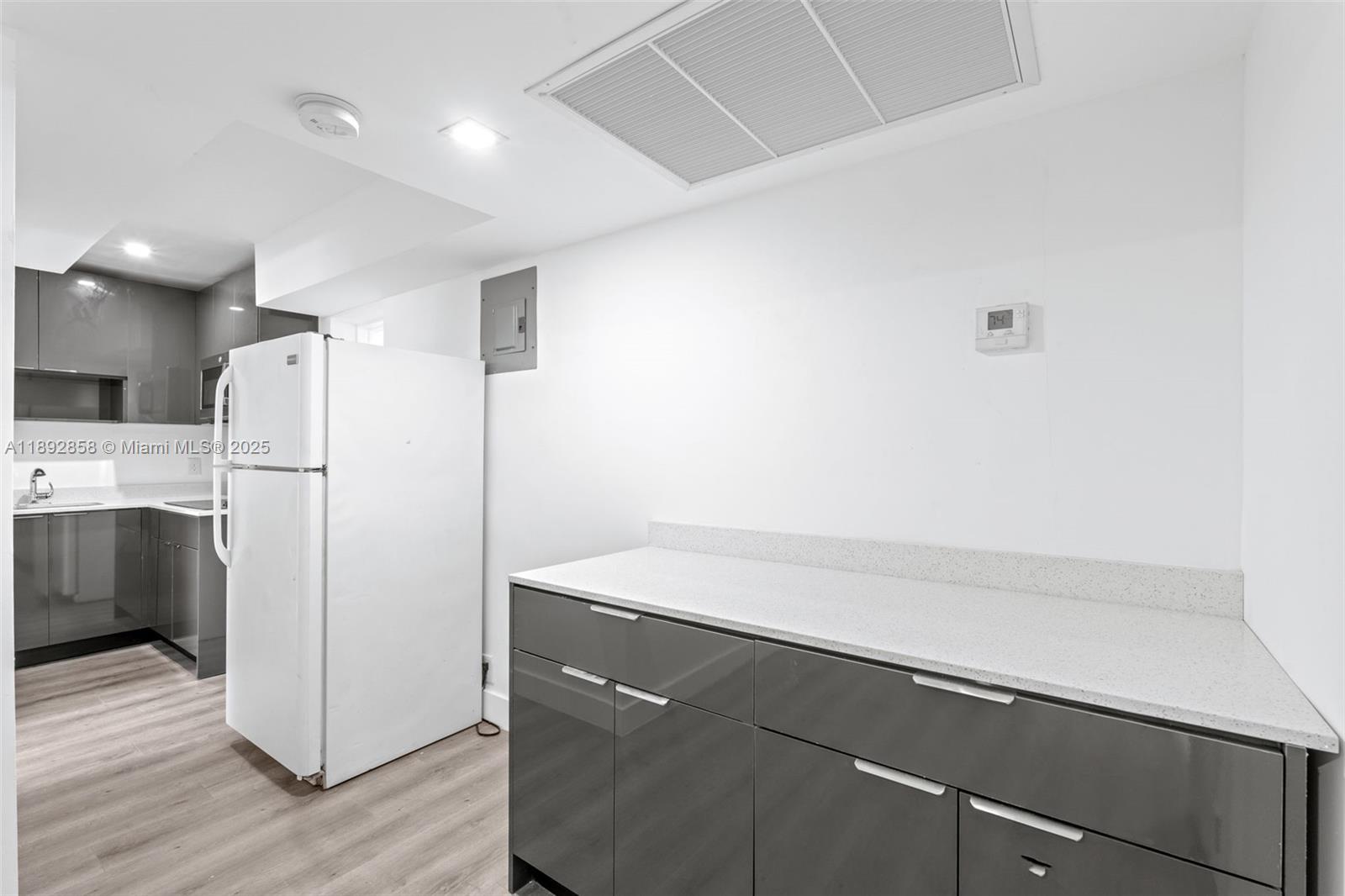 See details / 2294 sq. ft. $ 2025-10-08 0 Photo