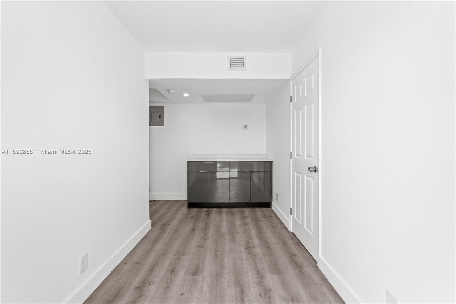 See details / 2294 sq. ft. $ 2025-10-08 0 Photo