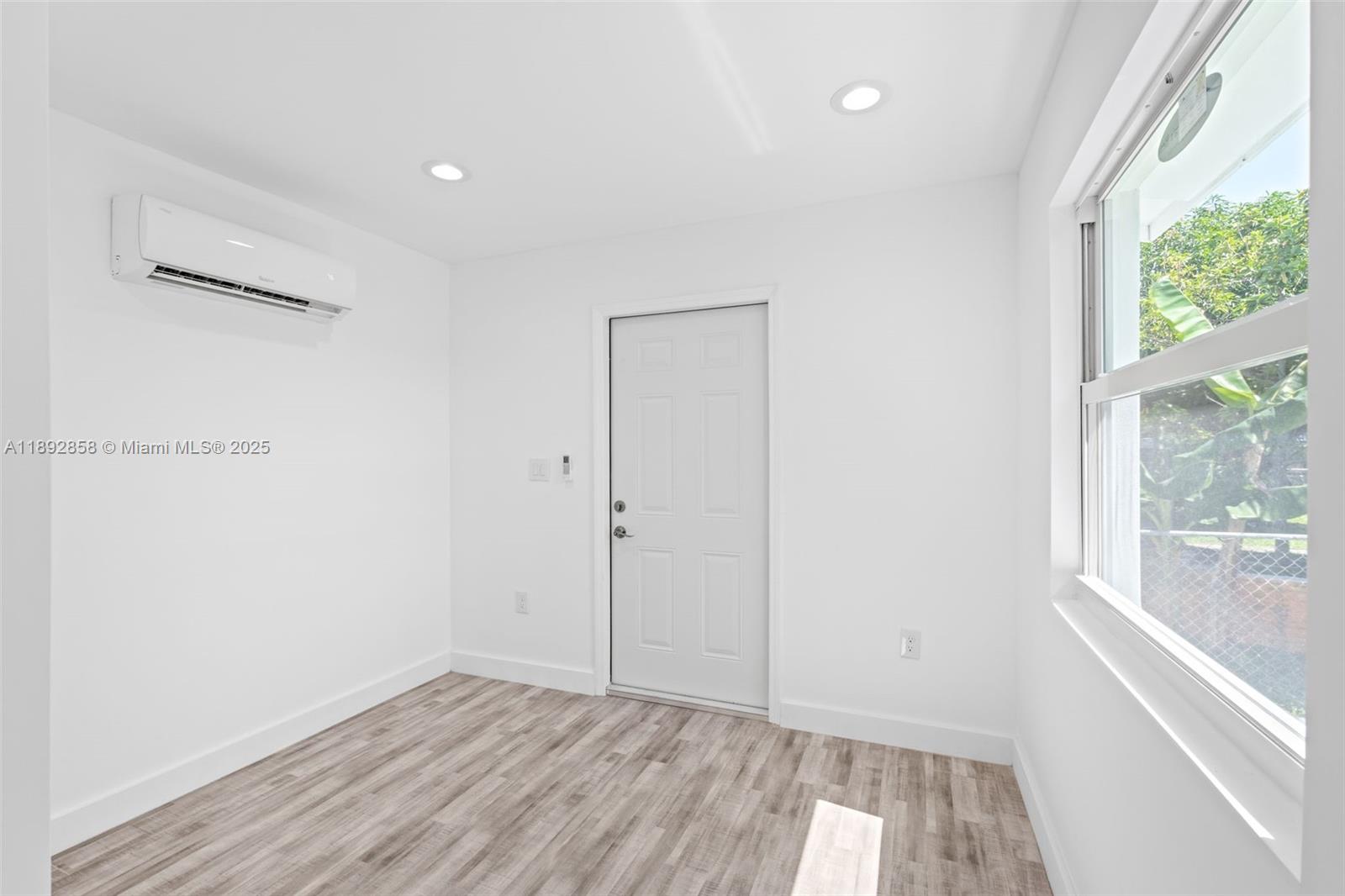 See details / 2294 sq. ft. $ 2025-10-08 0 Photo