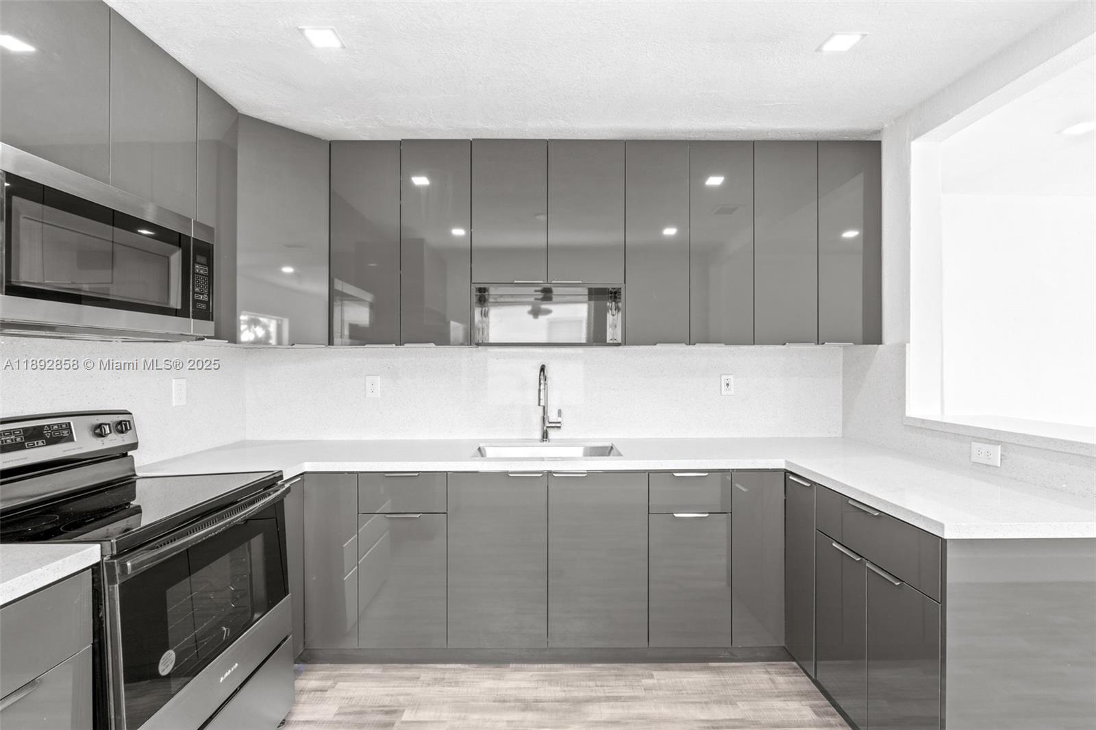 See details / 2294 sq. ft. $ 2025-10-08 0 Photo