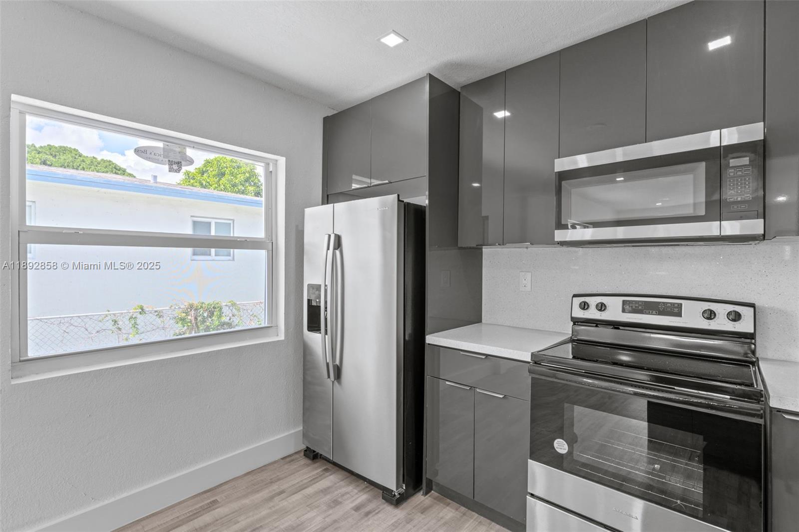 See details / 2294 sq. ft. $ 2025-10-08 0 Photo