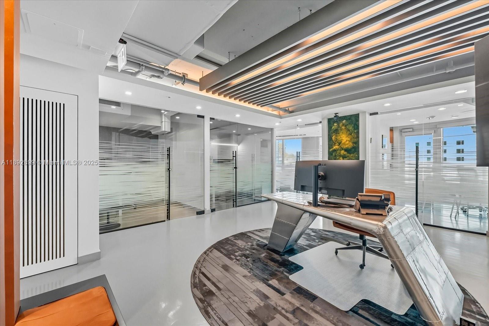 Подробнее 1002  /   кв.футов $ 2025-10-08 0 Фото