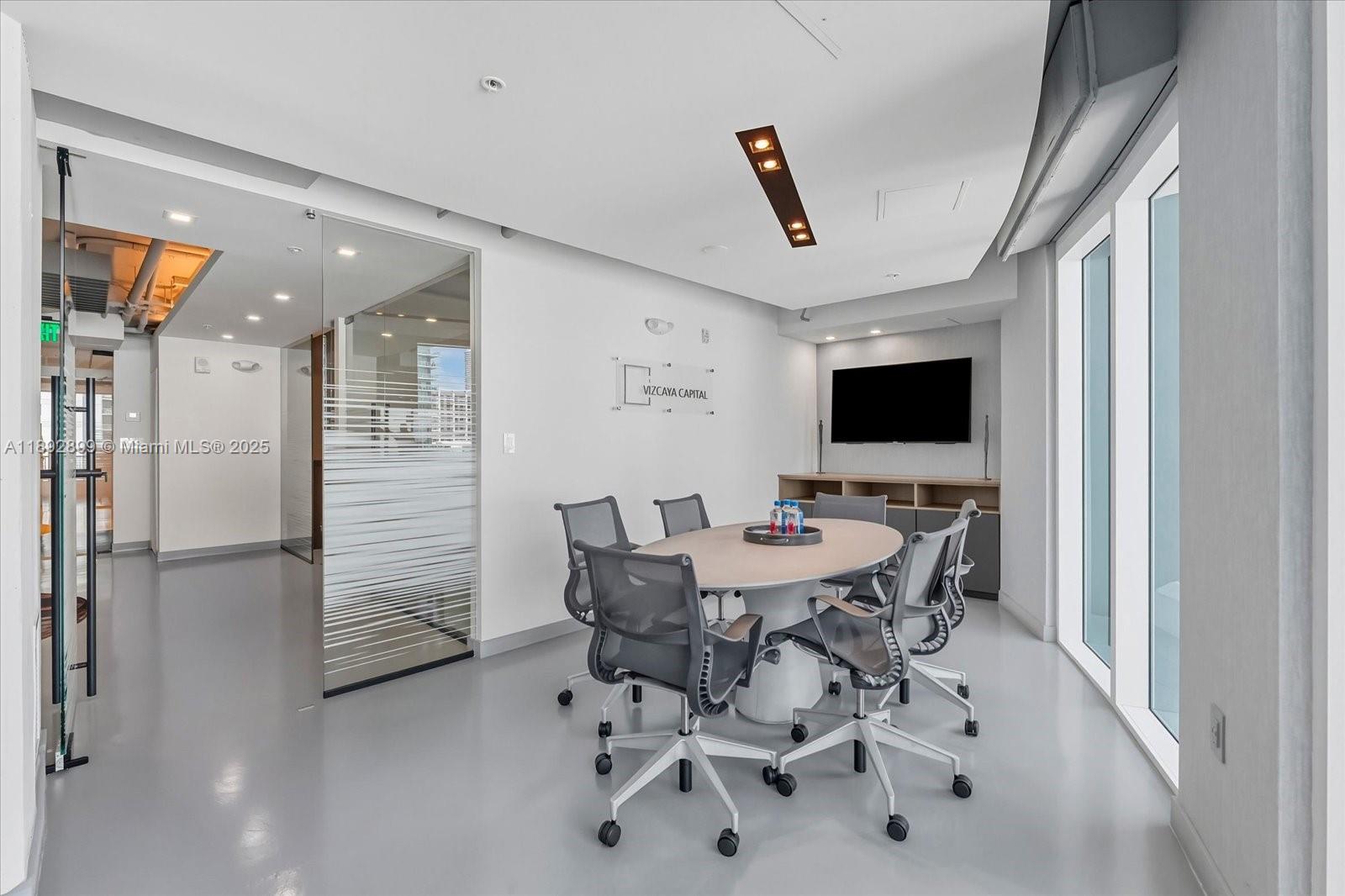 Подробнее 1002  /   кв.футов $ 2025-10-08 0 Фото