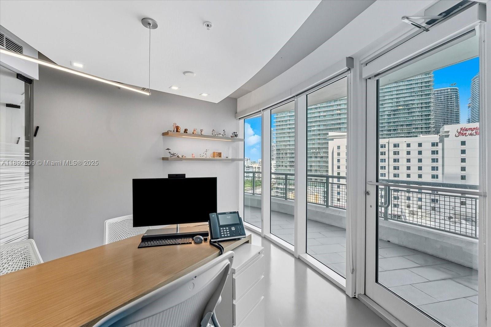 Подробнее 1002  /   кв.футов $ 2025-10-08 0 Фото