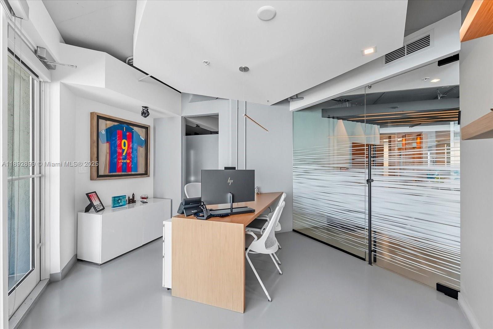 Подробнее 1002  /   кв.футов $ 2025-10-08 0 Фото