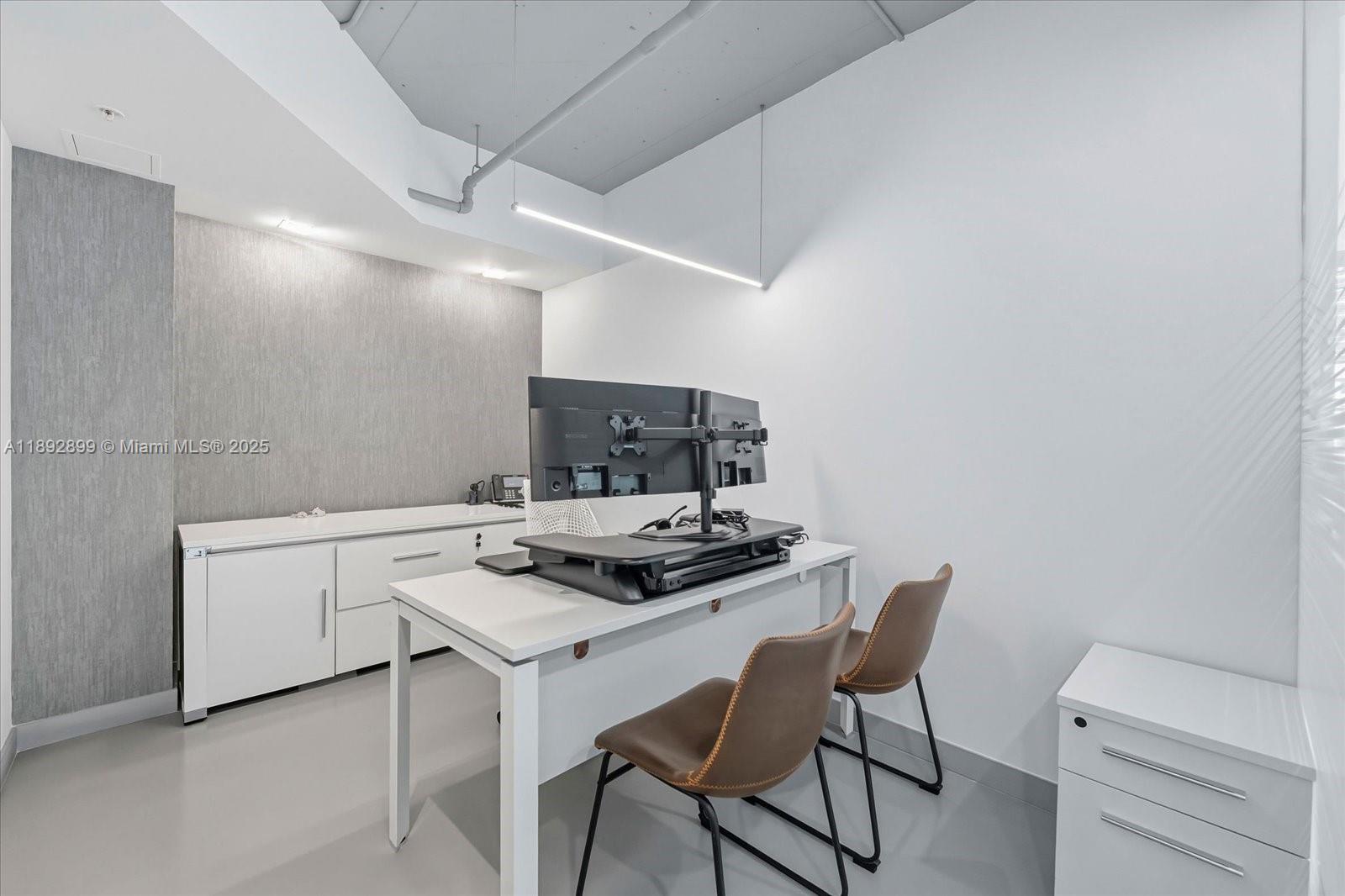 Подробнее 1002  /   кв.футов $ 2025-10-08 0 Фото