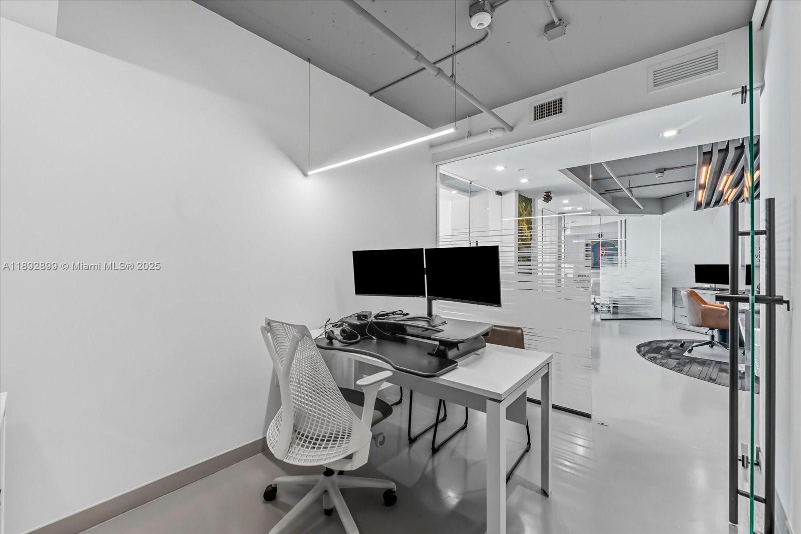 Подробнее 1002  /   кв.футов $ 2025-10-08 0 Фото