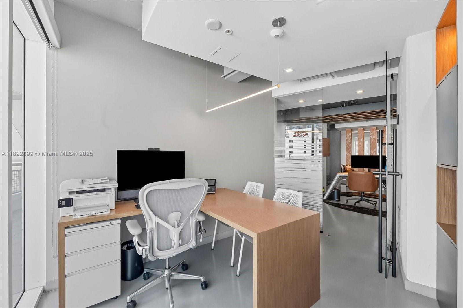 Подробнее 1002  /   кв.футов $ 2025-10-08 0 Фото